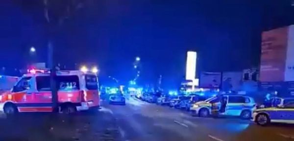 Ambulância e carros de polícia em local de ataque a tiros, em Hamburgo