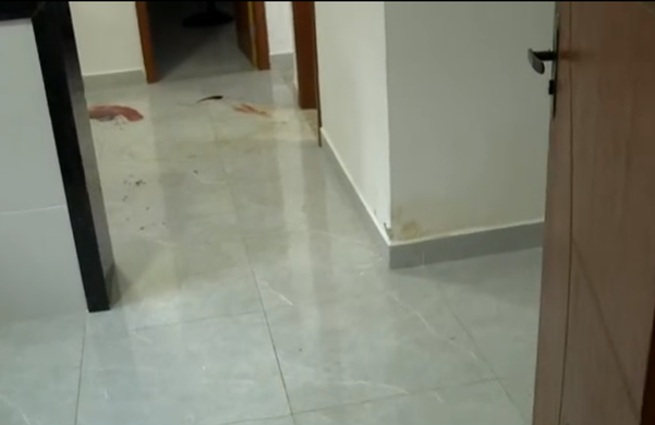 Casa ficou com marcas de sangue no chão; suspeito se cortou no box do banheiro, durante luta com motoboy e vizinho