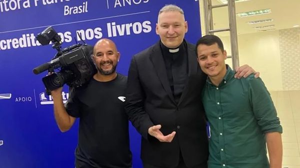 Cinegrafista Rodrigo Gomes, padre Marcelo Rossi e repórter João Brito