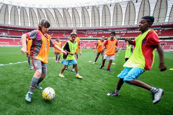 Meninos e meninas participam de Festival de Futebol no Rio Grande do Sul
