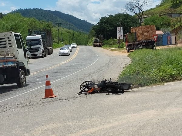 Motociclista morre após bater em carreta em rodovia de Cachoeiro 
