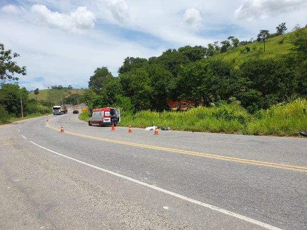 Motociclista morre após bater em carreta em rodovia de Cachoeiro 