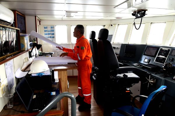 Passadiço é o local do navio onde fica o comandante, com um painel de controle por Carlos Alberto Silva
