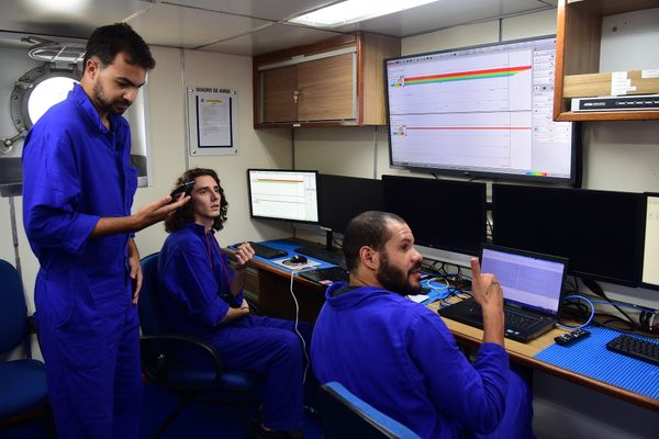 Estudantes no Navio-escola Ciências do Mar III, um laboratório de Ensino Flutuante (LEF) por Carlos Alberto Silva