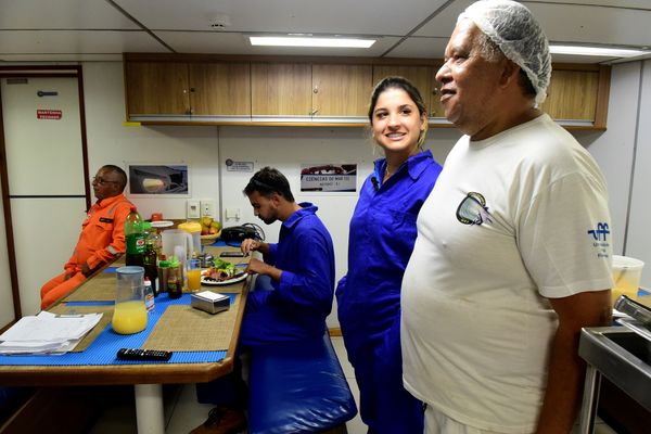 Cozinha do navio-escola Ciências do Mar III, onde os estudantes e comandantes do navio vão se alimentar nos próximos dias por Carlos Alberto Silva