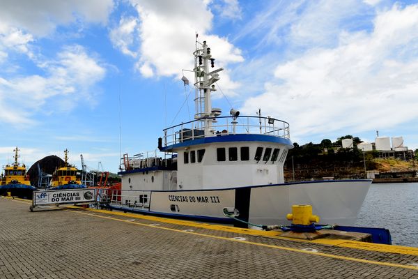 Estudantes formandos do curso de Oceanografia da Ufes embarcam no Navio-escola Ciências do Mar III por Carlos Alberto Silva