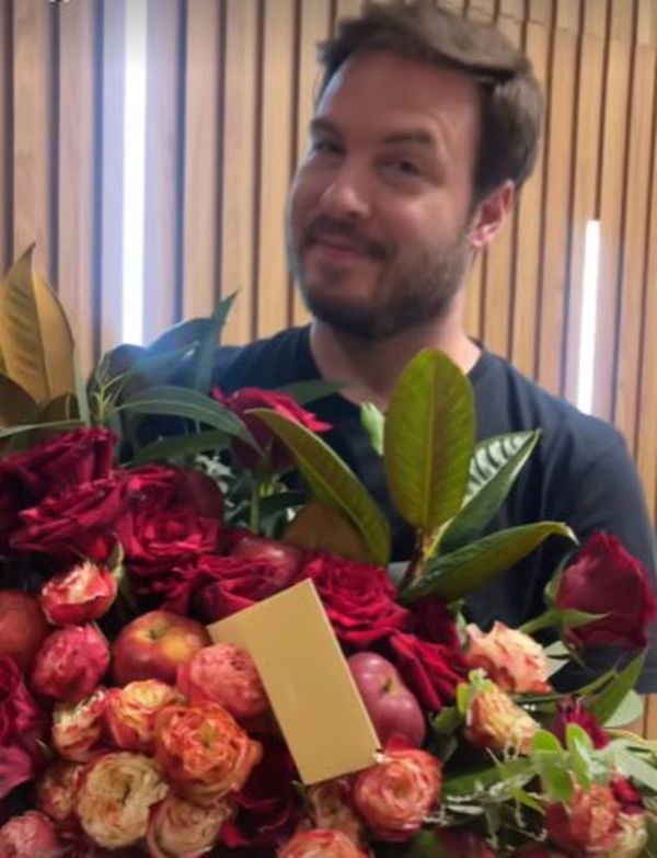 Presente de Thiago Nigro para a namorada Maíra Cardi: um buquê de rosas e maçãs