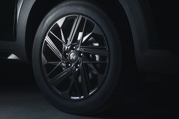 Rodas de liga leve com design N Line pintadas em preto brilhante de 18" por Hyundai/Divulgação