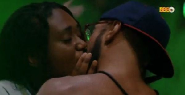 Sarah Aline e Ricardo se beijaram durante a festa de quarta (8) no BBB 23