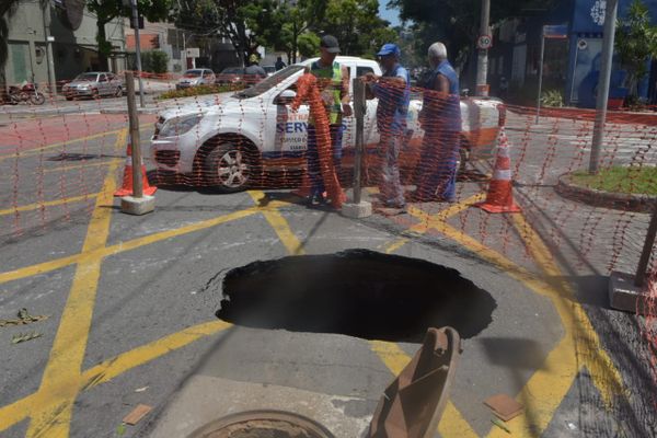 Cratera se abre na Avenida Rio Branco, em Santa Lúcia por Ricardo Medeiros