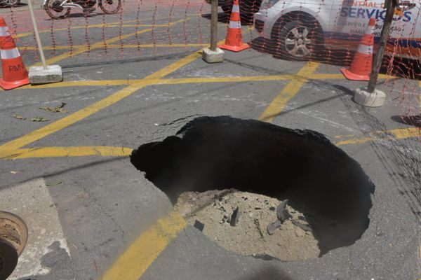 Cratera se abre na Avenida Rio Branco, em Santa Lúcia por Ricardo Medeiros