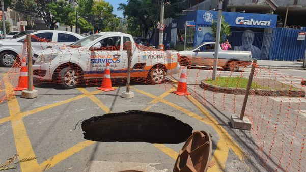 Cratera se abre na Avenida Rio Branco, em Santa Lúcia por Ricardo Medeiros