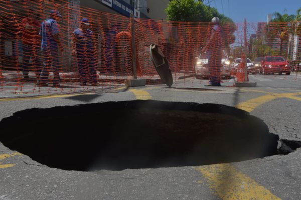 Cratera se abre na Avenida Rio Branco, em Santa Lúcia por Ricardo Medeiros