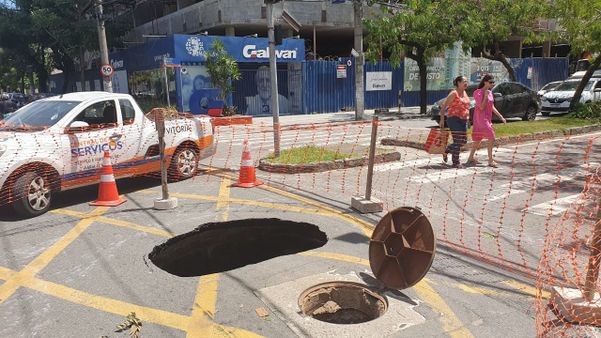 Cratera se abre na Avenida Rio Branco, em Santa Lúcia por Ricardo Medeiros