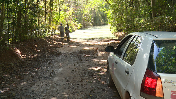 Há quatro meses cerca de 20 famílias moradoras da região de Canto Grande, no bairro Farias, em Linhares, continuam totalmente ilhadas