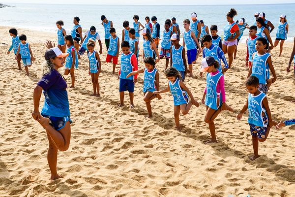 Projeto social do Instituto Neymara Carvalho que ensina bodyboard na Barra do Jucu