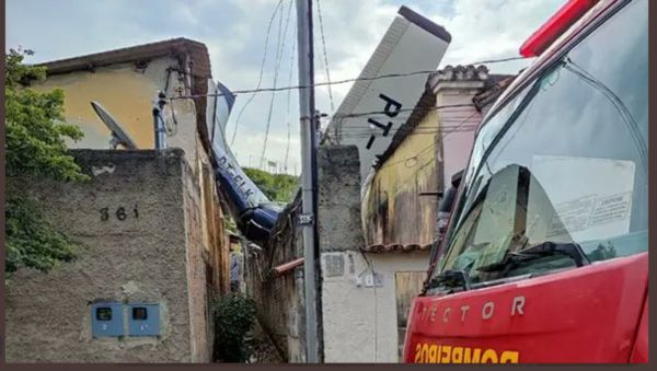 Avião cai sobre casas em Belo Horizonte, Minas Gerais