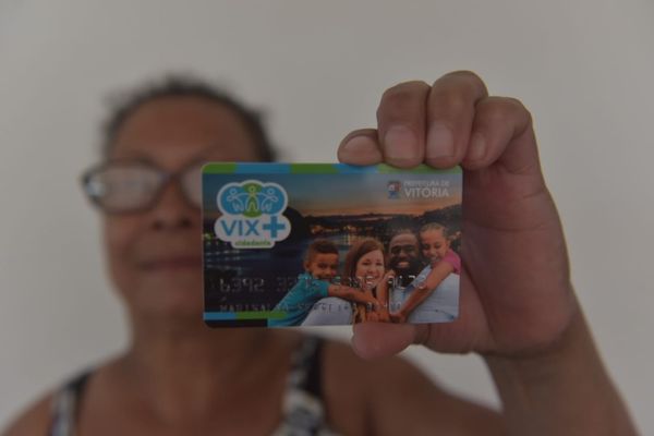 Famílias recebem cartão Vix + Cidadania, da prefeitura de Vitória