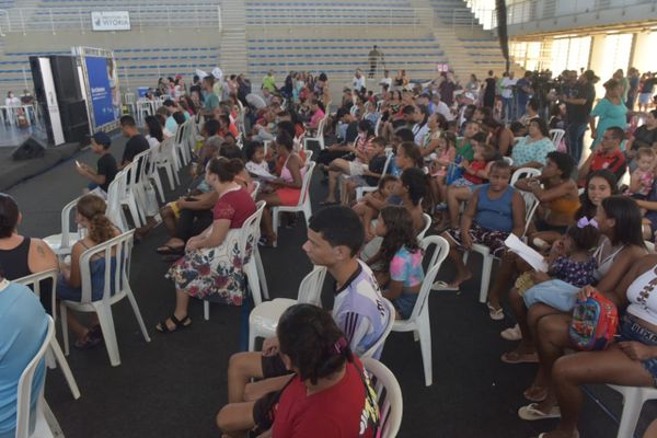 Famílias recebem cartão Vix + Cidadania, da prefeitura de Vitória