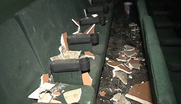 Teto de gesso de cinema desaba em Colatina