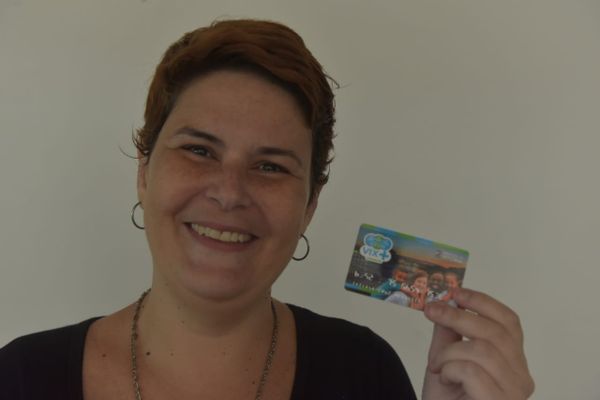 Famílias carentes de vitória recebem cartão para pagar necessidades básica, em Vitória por Ricardo Medeiros