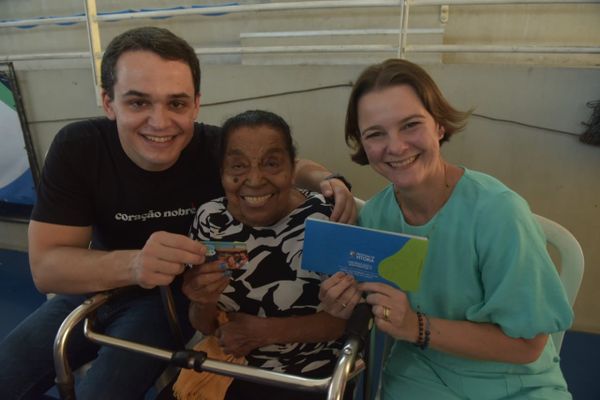 Famílias carentes de vitória recebem cartão para pagar necessidades básica, em Vitória por Ricardo Medeiros