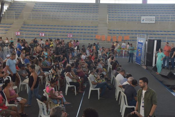 Famílias carentes de vitória recebem cartão para pagar necessidades básica, em Vitória por Ricardo Medeiros