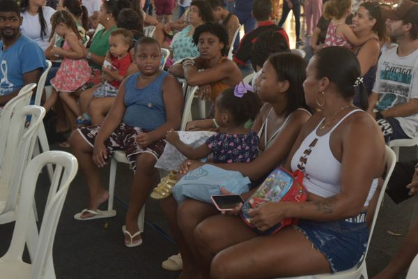 Famílias carentes de vitória recebem cartão para pagar necessidades básica, em Vitória por Ricardo Medeiros