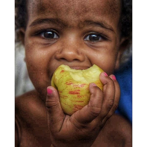 Famílias carentes de vitória recebem cartão para pagar necessidades básica, em Vitória por Ricardo Medeiros