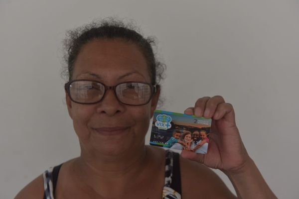 Famílias carentes de vitória recebem cartão para pagar necessidades básica, em Vitória por Ricardo Medeiros