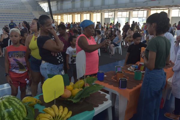 Famílias carentes de vitória recebem cartão para pagar necessidades básica, em Vitória por Ricardo Medeiros