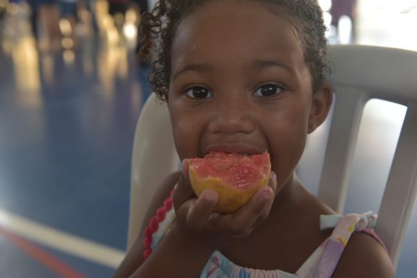 Famílias carentes de vitória recebem cartão para pagar necessidades básica, em Vitória por Ricardo Medeiros