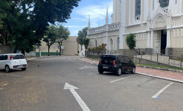 Homem foi morto na rua ao lado da Catedral de Vitória
