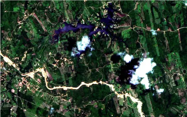  Imagem de satélite captada no dia 7 de março de 2023 pelo site EOS.com mostra canais em construção entre a sede do município e o Açude do Umari.