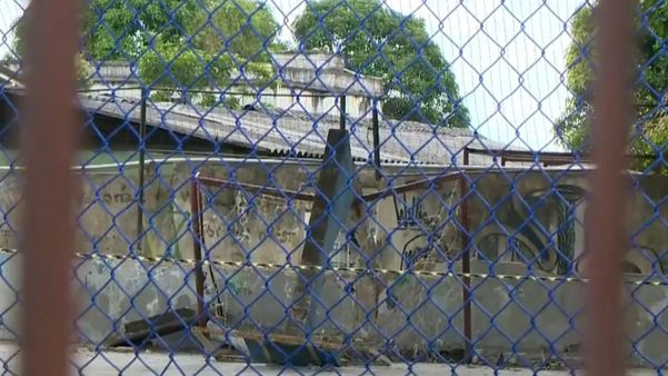 A estrutura segurava a cesta de basquete de uma quadra de esportes do bairro Porto Novo; caso aconteceu neste domingo (12)