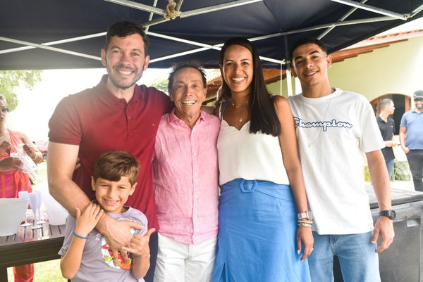 Arnaldinho e Andressa Borgo e os filhos Arnaldo e Pedro e o aniversariante Valdecir Torezani