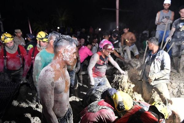 Bombeiros e voluntários atuam no resgate de vítimas de desmoronamento em Manaus