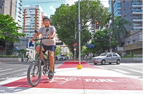 Ciclovia na Avenida Rio Branco, em Vitória, é entregue à população