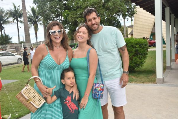 Jacqueline e Sandro Pretti e os filhos Yasmin e Enzo