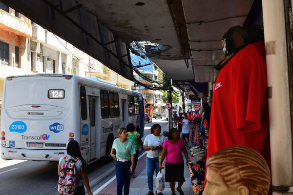 Marquise com risco de desabamento em loja de roupas no Centro de Vitória, Avenida Jerônimo Monteiro, ao lado da Drogaria Pacheco por Fernando Madeira