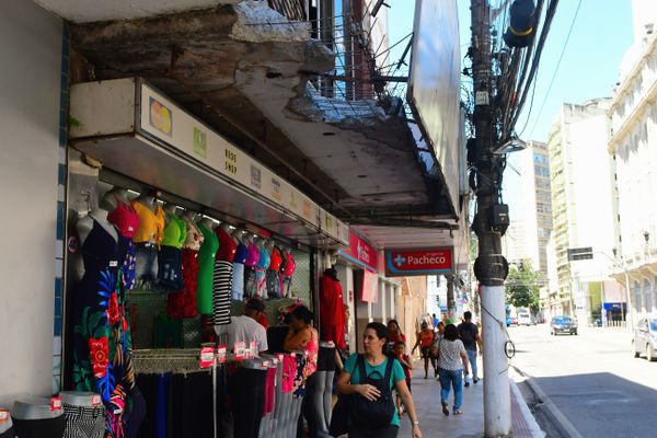 Marquise com risco de desabamento em loja de roupas no Centro de Vitória, Avenida Jerônimo Monteiro, ao lado da Drogaria Pacheco por Fernando Madeira