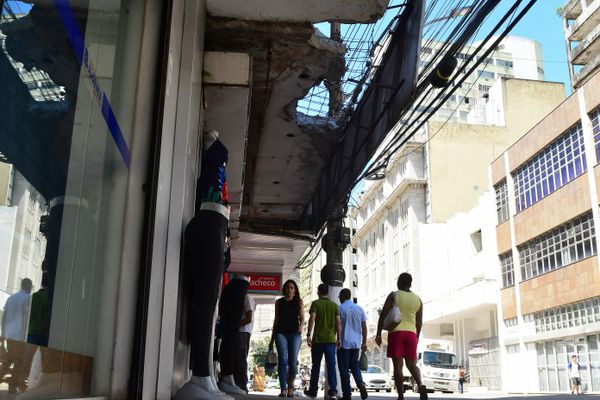 Marquise com risco de desabamento em loja de roupas no Centro de Vitória, Avenida Jerônimo Monteiro, ao lado da Drogaria Pacheco por Fernando Madeira