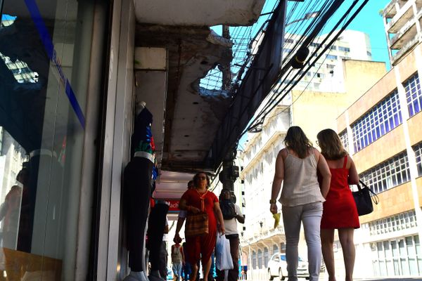 Marquise com risco de desabamento em loja de roupas no Centro de Vitória, Avenida Jerônimo Monteiro, ao lado da Drogaria Pacheco por Fernando Madeira