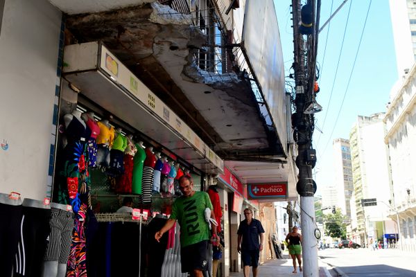 Marquise com risco de desabamento em loja de roupas no Centro de Vitória, Avenida Jerônimo Monteiro, ao lado da Drogaria Pacheco por Fernando Madeira