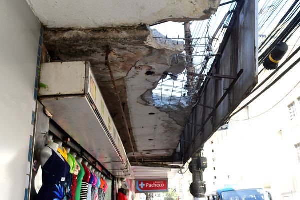 Marquise com risco de desabamento em loja de roupas no Centro de Vitória, Avenida Jerônimo Monteiro, ao lado da Drogaria Pacheco por Fernando Madeira