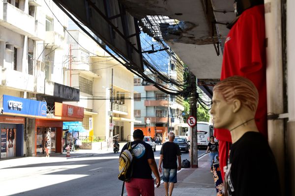 Marquise com risco de desabamento em loja de roupas no Centro de Vitória, Avenida Jerônimo Monteiro, ao lado da Drogaria Pacheco por Fernando Madeira