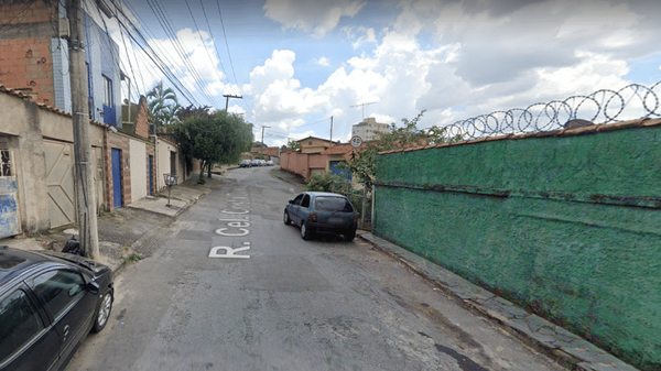 Mulher foi esfaqueada pelo companheiro durante uma briga após chamar o suspeito de ´´inútil``. O caso ocorreu na república onde a vítima morava no bairro Planalto, em Belo Horizonte