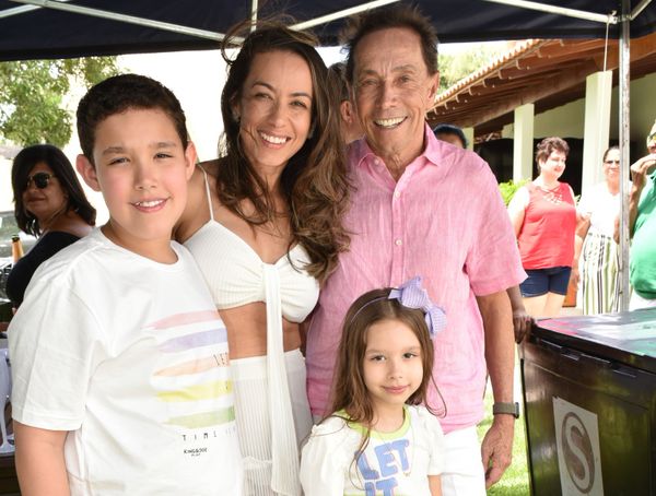 O aniversariante Valdecir Torezani, Geise e os filhos Miguel e Mirela