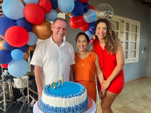 O deputado estadual João Coser celebra seus 67 anos ao lado da esposa Eliana e da filha, a vereadora Karla Coser