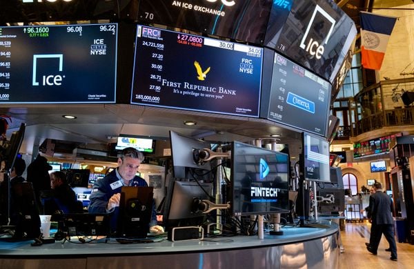 Operadores trabalham no pregão da Bolsa de Valores de Nova York (NYSE), nos   Estados Unidos, durante as negociações desta segunda-feira, 13 de março de 2023.
